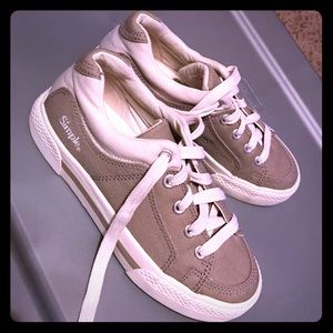 New without tags Simple Brand Shoes